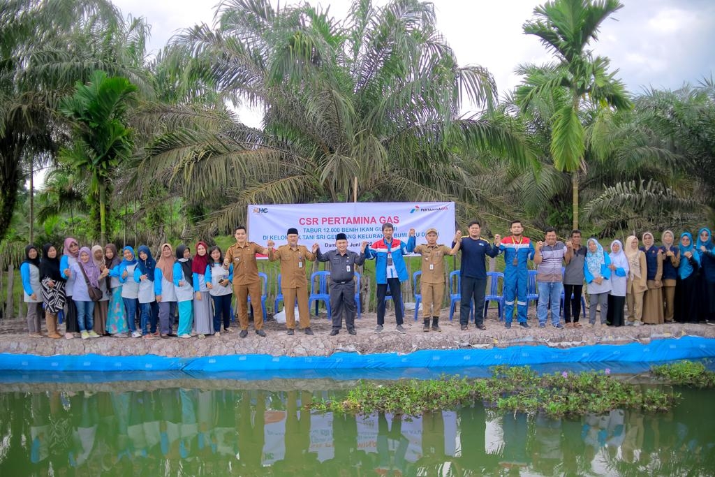 Tebar 12.000 Benih Bibit Gurami di Kelompok Tani Sri Gemilang, Asisten III: "Semoga Bantuan dari CSR Pertagas ODA Bermanfaat"