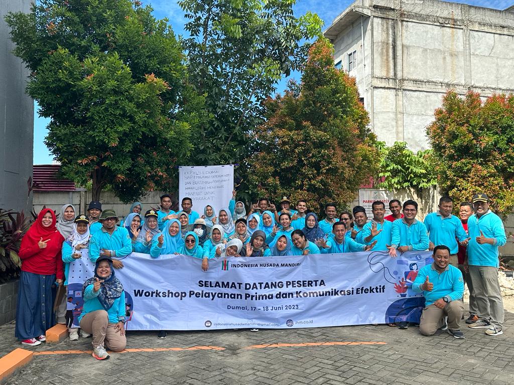 Foto Bersama Kegiatan Outdoor pada Workshop Pelayanan Prima dan Komunikasi Efektif di Hotel The Zuri Kota Dumai tanggal 17 -18 Juni 2023