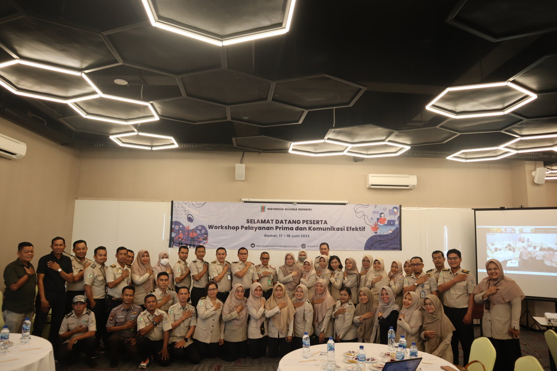 Foto Bersama Kegiatan Workshop Pelayanan Prima dan Komunikasi Efektif di Hotel The Zuri Kota Dumai tanggal 17 -18 Juni 2023